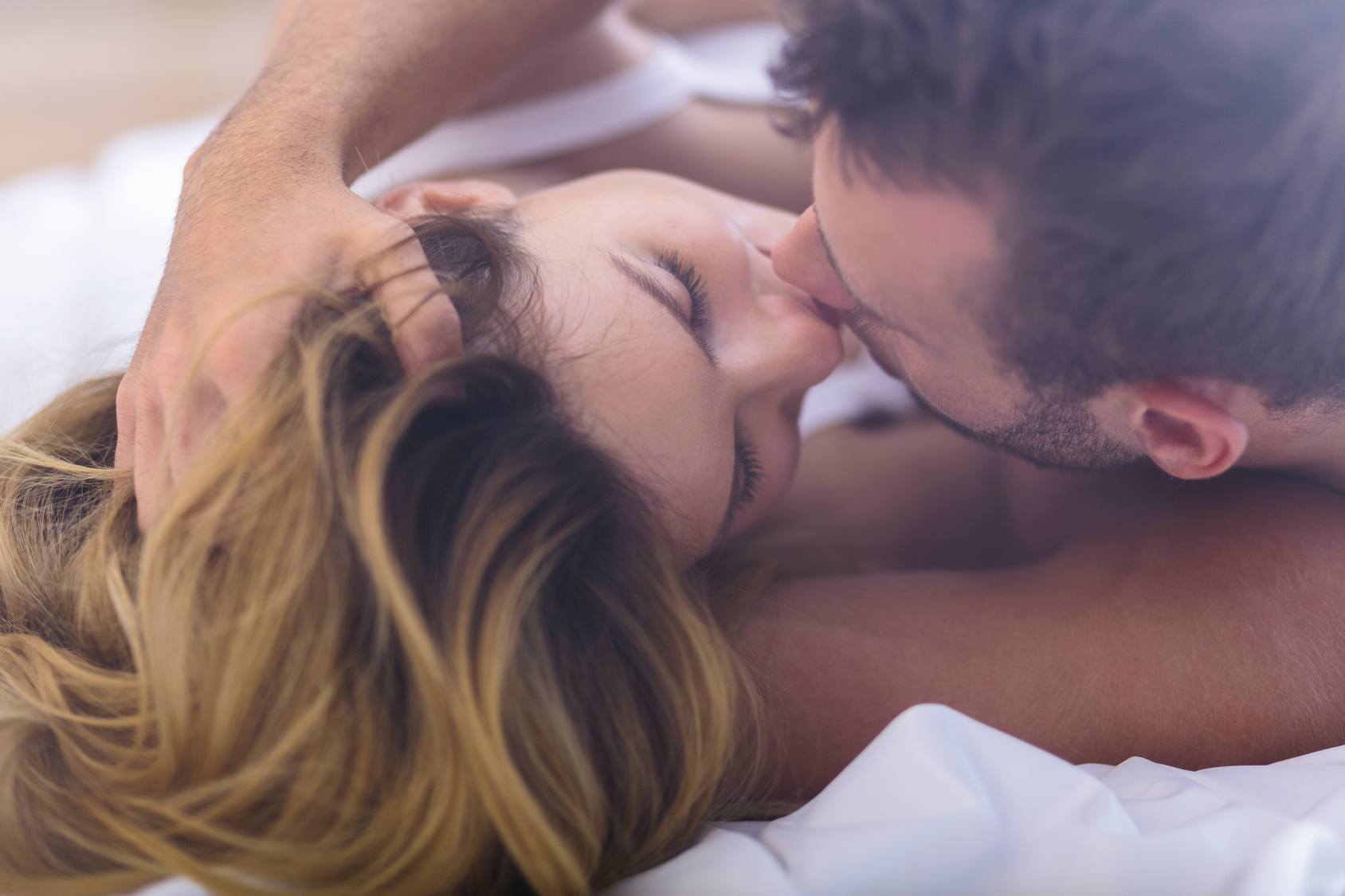 У парня секс с женой молодой после поцелуев